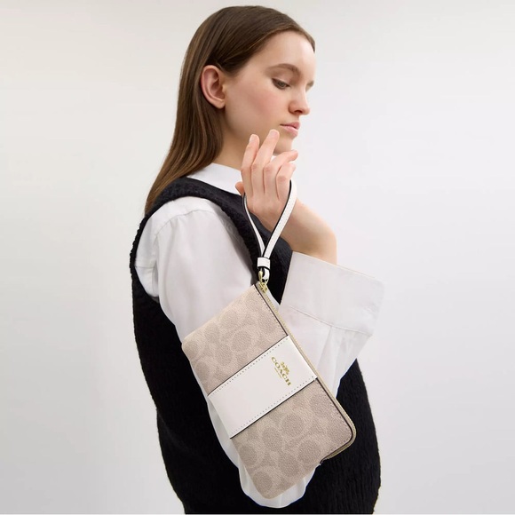 Coach Corner Zip Wristlet In Signature Canvas With Stripe in Sand / Calk NEW - Picture 2 of 8